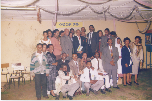 አንዳንድ የኢመየብማ አባሎችና ሃላፊዎች በ1992 ዓለም አቀፍ የመስማት የተሳናቸው ሳምንት
በተከበረበት ጊዜ ከአቶ በላይ ተክሉ ጋር