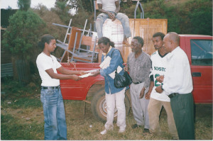 ወ/ሮ ተረፈች የኢመየብማ ጂማ ቅርንጫፍ ሰብሳቢ በኤች አይ ቪ / ኤድስ
መከላከያና መቆጣጠርያ ቢሮ እርዳታ በተካሄደ ፕሮጄክት የተገዙ የቢሮ ዕቃዎች
ዕቃዎችን ከሠራው አባላችን ከአቶ ጀቤሳ ዮሐንስ እጅ ሲረከቡ